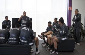 O preparador fsico Eduardo Silva fala aos jogadores, com Tite(d) durante o treino do Corinthians realizado esta manh no CT Joaquim Grava, no Parque Ecolgico do Tiete. O prximo jogo da equipe ser domingo, dia 21/11, contra o Vitoria/BA, pela 36. a rodada do Campeonato Brasileiro de 2010