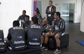 O tcnico Tite, atras, durante o treino do Corinthians realizado esta manh no CT Joaquim Grava, no Parque Ecolgico do Tiete. O prximo jogo da equipe ser domingo, dia 21/11, contra o Vitoria/BA, pela 36. a rodada do Campeonato Brasileiro de 2010