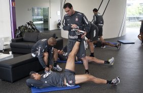 Ralf, no chao, e Bruno Cesar durante o treino do Corinthians realizado esta manh no CT Joaquim Grava, no Parque Ecolgico do Tiete. O prximo jogo da equipe ser domingo, dia 21/11, contra o Vitoria/BA, pela 36. a rodada do Campeonato Brasileiro de 2010