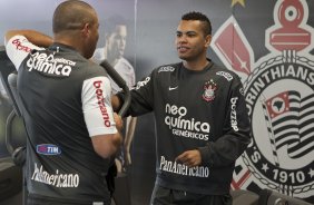 Roberto Carlos e Dentinho durante o treino do Corinthians realizado esta manh no CT Joaquim Grava, no Parque Ecolgico do Tiete. O prximo jogo da equipe ser domingo, dia 21/11, contra o Vitoria/BA, pela 36. a rodada do Campeonato Brasileiro de 2010