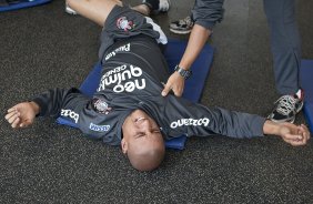 Roberto Carlos fazendo alongamento durante o treino do Corinthians realizado esta manh no CT Joaquim Grava, no Parque Ecolgico do Tiete. O prximo jogo da equipe ser domingo, dia 21/11, contra o Vitoria/BA, pela 36. a rodada do Campeonato Brasileiro de 2010