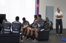 Tite(d) durante o treino do Corinthians realizado esta manh no CT Joaquim Grava, no Parque Ecolgico do Tiete. O prximo jogo da equipe ser domingo, dia 21/11, contra o Vitoria/BA, pela 36. a rodada do Campeonato Brasileiro de 2010