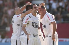 Danilo do Corinthians comemora aps marca gol conta a equipe do Vitoria durante partida vlida pelo Campeonato Brasileiro realizado no estdio do Barrado