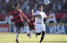 Jorge Henrique do Corinthians disputa a bola com o jogador Egdio do Vitoria durante partida vlida pelo Campeonato Brasileiro realizado no estdio do Barrado