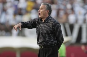O tcnico Tite do Corinthians durante partida vlida pelo Campeonato Brasileiro realizado no estdio do Barrado