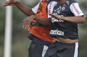 Renato e Dentinho durante o treino do Corinthians realizado esta tarde no CT Joaquim Grava, no Parque Ecolgico do Tiete. O prximo jogo da equipe ser domingo, dia 28/11, contra o Vasco da Gama, pela 37. a rodada do Campeonato Brasileiro de 2010