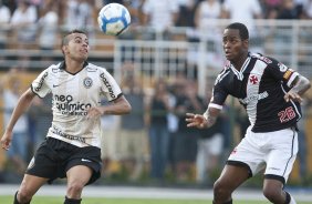 Dentinho e Dede durante a partida entre Corinthians x Vasco da Gama, vlida pela 37 rodada do Campeonato Brasileiro de 2010, serie A, realizada esta tarde no estdio do Pacaembu/SP