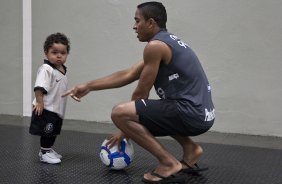 Jorge Henrique com o filho nos vestirios antes da partida entre Corinthians x Vasco da Gama, vlida pela 37 rodada do Campeonato Brasileiro de 2010, serie A, realizada esta tarde no estdio do Pacaembu/SP