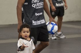 Jorge Henrique com o filho nos vestirios antes da partida entre Corinthians x Vasco da Gama, vlida pela 37 rodada do Campeonato Brasileiro de 2010, serie A, realizada esta tarde no estdio do Pacaembu/SP