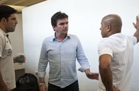 O fisioterapeuta Bruno Mazziotti; Andres Sanchez e Roberto Carlos nos vestiários antes da partida entre Corinthians x Vasco da Gama, válida pela 37ª rodada do Campeonato Brasileiro de 2010, serie A, realizada esta tarde no estádio do Pacaembu/SP