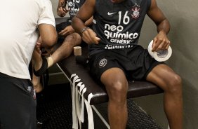 William e Jucilei nos vestirios antes da partida entre Corinthians x Vasco da Gama, vlida pela 37 rodada do Campeonato Brasileiro de 2010, serie A, realizada esta tarde no estdio do Pacaembu/SP