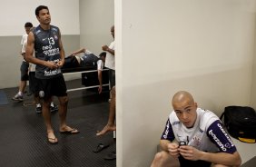 William que para de jogar profissionalmente no final do ano e Julio Cesar nos vestiários antes da partida entre Corinthians x Vasco da Gama, válida pela 37ª rodada do Campeonato Brasileiro de 2010, serie A, realizada esta tarde no estádio do Pacaembu/SP