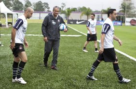 Alessandro; Tite; Bruno Cesar e Chico durante o treino do Corinthians realizado esta manh no CT Joaquim Grava, no Parque Ecolgico do Tiete. O prximo jogo da equipe ser domingo, dia 05/12, contra o Goias/GO, no estdio Serra Dourada, pela 38. a rodada do Campeonato Brasileiro de 2010