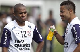 Elias e Dentinho durante o treino do Corinthians realizado esta manh no CT Joaquim Grava, no Parque Ecolgico do Tiete. O prximo jogo da equipe ser domingo, dia 05/12, contra o Goias/GO, no estdio Serra Dourada, pela 38. a rodada do Campeonato Brasileiro de 2010