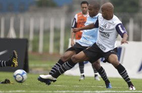 Elias e Thiago Heleno durante o treino do Corinthians realizado esta manh no CT Joaquim Grava, no Parque Ecolgico do Tiete. O prximo jogo da equipe ser domingo, dia 05/12, contra o Goias/GO, no estdio Serra Dourada, pela 38. a rodada do Campeonato Brasileiro de 2010