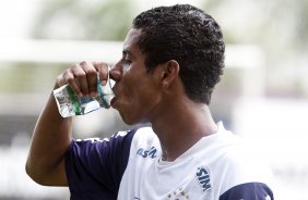 Elias Oliveira durante o treino do Corinthians realizado esta manh no CT Joaquim Grava, no Parque Ecolgico do Tiete. O prximo jogo da equipe ser domingo, dia 05/12, contra o Goias/GO, no estdio Serra Dourada, pela 38. a rodada do Campeonato Brasileiro de 2010