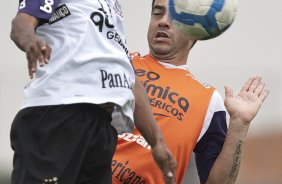 Elias Oliveira e Chico durante o treino do Corinthians realizado esta manh no CT Joaquim Grava, no Parque Ecolgico do Tiete. O prximo jogo da equipe ser domingo, dia 05/12, contra o Goias/GO, no estdio Serra Dourada, pela 38. a rodada do Campeonato Brasileiro de 2010