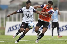 Elias Oliveira e Paulinho durante o treino do Corinthians realizado esta manh no CT Joaquim Grava, no Parque Ecolgico do Tiete. O prximo jogo da equipe ser domingo, dia 05/12, contra o Goias/GO, no estdio Serra Dourada, pela 38. a rodada do Campeonato Brasileiro de 2010