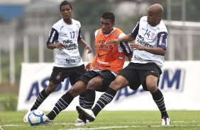 Elias Oliveira; Paulinho e Thiago Heleno durante o treino do Corinthians realizado esta manh no CT Joaquim Grava, no Parque Ecolgico do Tiete. O prximo jogo da equipe ser domingo, dia 05/12, contra o Goias/GO, no estdio Serra Dourada, pela 38. a rodada do Campeonato Brasileiro de 2010