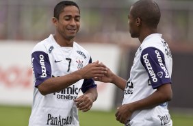 Jorge Henrique brinca com Elias durante o treino do Corinthians realizado esta manh no CT Joaquim Grava, no Parque Ecolgico do Tiete. O prximo jogo da equipe ser domingo, dia 05/12, contra o Goias/GO, no estdio Serra Dourada, pela 38. a rodada do Campeonato Brasileiro de 2010