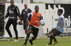 Jucilei e Jorge Henrque durante o treino do Corinthians realizado esta manh no CT Joaquim Grava, no Parque Ecolgico do Tiete. O prximo jogo da equipe ser domingo, dia 05/12, contra o Goias/GO, no estdio Serra Dourada, pela 38. a rodada do Campeonato Brasileiro de 2010