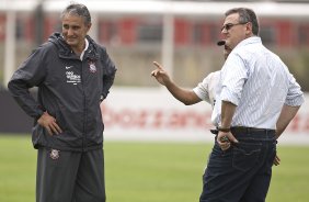 O tcnico Tite; o preparador fsico Eduardo Silva(encoberto) e o diretor de futebol Mario Gobbi durante o treino do Corinthians realizado esta manh no CT Joaquim Grava, no Parque Ecolgico do Tiete. O prximo jogo da equipe ser domingo, dia 05/12, contra o Goias/GO, no estdio Serra Dourada, pela 38. a rodada do Campeonato Brasileiro de 2010