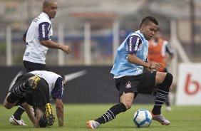 Roberto Carlos; Danilo, caido, e Dentinho durante o treino do Corinthians realizado esta manh no CT Joaquim Grava, no Parque Ecolgico do Tiete. O prximo jogo da equipe ser domingo, dia 05/12, contra o Goias/GO, no estdio Serra Dourada, pela 38. a rodada do Campeonato Brasileiro de 2010