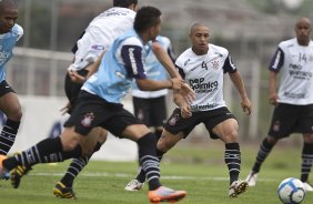 Roberto Carlos durante o treino do Corinthians realizado esta manh no CT Joaquim Grava, no Parque Ecolgico do Tiete. O prximo jogo da equipe ser domingo, dia 05/12, contra o Goias/GO, no estdio Serra Dourada, pela 38. a rodada do Campeonato Brasileiro de 2010