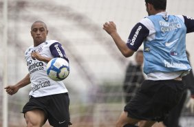 Roberto Carlos e William Morais durante o treino do Corinthians realizado esta manh no CT Joaquim Grava, no Parque Ecolgico do Tiete. O prximo jogo da equipe ser domingo, dia 05/12, contra o Goias/GO, no estdio Serra Dourada, pela 38. a rodada do Campeonato Brasileiro de 2010