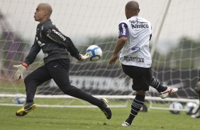 Roberto Carlos faz um gol em Julio Cesar durante o treino do Corinthians realizado esta manh no CT Joaquim Grava, no Parque Ecolgico do Tiete. O prximo jogo da equipe ser domingo, dia 05/12, contra o Goias/GO, no estdio Serra Dourada, pela 38. a rodada do Campeonato Brasileiro de 2010