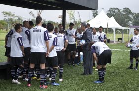 Tite reune os jogadores durante o treino do Corinthians realizado esta manh no CT Joaquim Grava, no Parque Ecolgico do Tiete. O prximo jogo da equipe ser domingo, dia 05/12, contra o Goias/GO, no estdio Serra Dourada, pela 38. a rodada do Campeonato Brasileiro de 2010