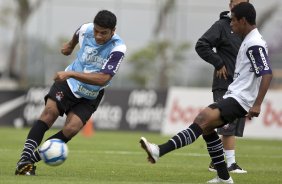 William e Elias Oliveira durante o treino do Corinthians realizado esta manh no CT Joaquim Grava, no Parque Ecolgico do Tiete. O prximo jogo da equipe ser domingo, dia 05/12, contra o Goias/GO, no estdio Serra Dourada, pela 38. a rodada do Campeonato Brasileiro de 2010