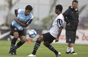 William e Elias Oliveira durante o treino do Corinthians realizado esta manh no CT Joaquim Grava, no Parque Ecolgico do Tiete. O prximo jogo da equipe ser domingo, dia 05/12, contra o Goias/GO, no estdio Serra Dourada, pela 38. a rodada do Campeonato Brasileiro de 2010