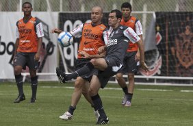 Alessandro e Danilo durante o treino do Corinthians realizado esta manh no CT Joaquim Grava, no Parque Ecolgico do Tiete. O prximo jogo da equipe ser amanh, domingo, dia 05/12, contra o Goias/GO, no estdio Serra Dourada, pela 38. a rodada do Campeonato Brasileiro de 2010