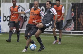 Alessandro e Danilo durante o treino do Corinthians realizado esta manh no CT Joaquim Grava, no Parque Ecolgico do Tiete. O prximo jogo da equipe ser amanh, domingo, dia 05/12, contra o Goias/GO, no estdio Serra Dourada, pela 38. a rodada do Campeonato Brasileiro de 2010
