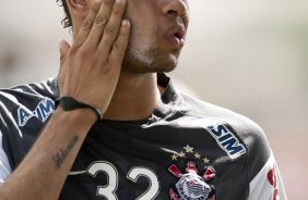 Dentinho durante o treino do Corinthians realizado esta manh no CT Joaquim Grava, no Parque Ecolgico do Tiete. O prximo jogo da equipe ser amanh, domingo, dia 05/12, contra o Goias/GO, no estdio Serra Dourada, pela 38. a rodada do Campeonato Brasileiro de 2010