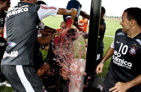 Jogadores brincam com William que fez seu ultimo treino como jogador profissional durante o treino do Corinthians realizado esta manh no CT Joaquim Grava, no Parque Ecolgico do Tiete. O prximo jogo da equipe ser amanh, domingo, dia 05/12, contra o Goias/GO, no estdio Serra Dourada, pela 38. a rodada do Campeonato Brasileiro de 2010