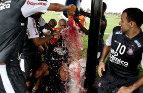 Jogadores brincam com William que fez seu ultimo treino como jogador profissional durante o treino do Corinthians realizado esta manh no CT Joaquim Grava, no Parque Ecolgico do Tiete. O prximo jogo da equipe ser amanh, domingo, dia 05/12, contra o Goias/GO, no estdio Serra Dourada, pela 38. a rodada do Campeonato Brasileiro de 2010