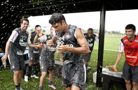 Jogadores brincam com William que fez seu ultimo treino como jogador profissional durante o treino do Corinthians realizado esta manh no CT Joaquim Grava, no Parque Ecolgico do Tiete. O prximo jogo da equipe ser amanh, domingo, dia 05/12, contra o Goias/GO, no estdio Serra Dourada, pela 38. a rodada do Campeonato Brasileiro de 2010