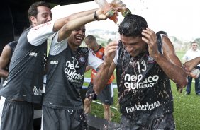 Jogadores brincam com William que fez seu ultimo treino como jogador profissional durante o treino do Corinthians realizado esta manh no CT Joaquim Grava, no Parque Ecolgico do Tiete. O prximo jogo da equipe ser amanh, domingo, dia 05/12, contra o Goias/GO, no estdio Serra Dourada, pela 38. a rodada do Campeonato Brasileiro de 2010