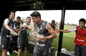 Jogadores brincam com William que fez su ultimo treino como jogador profissional durante o treino do Corinthians realizado esta manh no CT Joaquim Grava, no Parque Ecolgico do Tiete. O prximo jogo da equipe ser amanh, domingo, dia 05/12, contra o Goias/GO, no estdio Serra Dourada, pela 38. a rodada do Campeonato Brasileiro de 2010