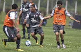 Jorge Henrique e William Morais durante o treino do Corinthians realizado esta manh no CT Joaquim Grava, no Parque Ecolgico do Tiete. O prximo jogo da equipe ser amanh, domingo, dia 05/12, contra o Goias/GO, no estdio Serra Dourada, pela 38. a rodada do Campeonato Brasileiro de 2010