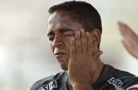 Jorge Henrique passa protetor solar durante o treino do Corinthians realizado esta manh no CT Joaquim Grava, no Parque Ecolgico do Tiete. O prximo jogo da equipe ser amanh, domingo, dia 05/12, contra o Goias/GO, no estdio Serra Dourada, pela 38. a rodada do Campeonato Brasileiro de 2010