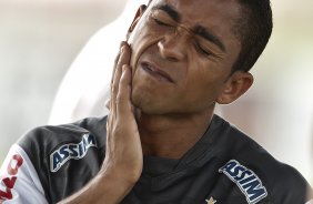 Jorge Henrique passa protetor solar durante o treino do Corinthians realizado esta manh no CT Joaquim Grava, no Parque Ecolgico do Tiete. O prximo jogo da equipe ser amanh, domingo, dia 05/12, contra o Goias/GO, no estdio Serra Dourada, pela 38. a rodada do Campeonato Brasileiro de 2010