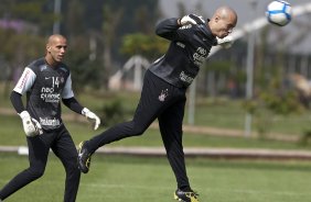 Rafael Santos e Julio Cesar durante o treino do Corinthians realizado esta manh no CT Joaquim Grava, no Parque Ecolgico do Tiete. O prximo jogo da equipe ser amanh, domingo, dia 05/12, contra o Goias/GO, no estdio Serra Dourada, pela 38. a rodada do Campeonato Brasileiro de 2010