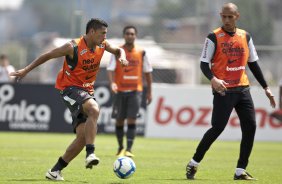 Ralf e Rafael Santos durante o treino do Corinthians realizado esta manh no CT Joaquim Grava, no Parque Ecolgico do Tiete. O prximo jogo da equipe ser amanh, domingo, dia 05/12, contra o Goias/GO, no estdio Serra Dourada, pela 38. a rodada do Campeonato Brasileiro de 2010