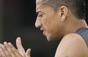 Ralf passa protetor solar durante o treino do Corinthians realizado esta manh no CT Joaquim Grava, no Parque Ecolgico do Tiete. O prximo jogo da equipe ser amanh, domingo, dia 05/12, contra o Goias/GO, no estdio Serra Dourada, pela 38. a rodada do Campeonato Brasileiro de 2010