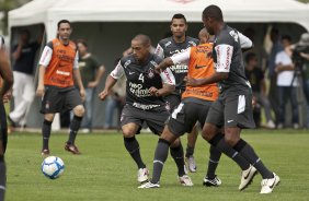 Roberto Carlos durante o treino do Corinthians realizado esta manh no CT Joaquim Grava, no Parque Ecolgico do Tiete. O prximo jogo da equipe ser amanh, domingo, dia 05/12, contra o Goias/GO, no estdio Serra Dourada, pela 38. a rodada do Campeonato Brasileiro de 2010