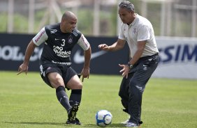 Ronaldo e Tite durante o treino do Corinthians realizado esta manh no CT Joaquim Grava, no Parque Ecolgico do Tiete. O prximo jogo da equipe ser amanh, domingo, dia 05/12, contra o Goias/GO, no estdio Serra Dourada, pela 38. a rodada do Campeonato Brasileiro de 2010
