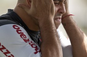 Ronaldo passa protetor solar durante o treino do Corinthians realizado esta manh no CT Joaquim Grava, no Parque Ecolgico do Tiete. O prximo jogo da equipe ser amanh, domingo, dia 05/12, contra o Goias/GO, no estdio Serra Dourada, pela 38. a rodada do Campeonato Brasileiro de 2010